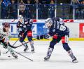 Bild: Werner Moller
Der Rosenheimer Shane Hanna (links) versucht in dieser Szene, den Schuss von Lukas Vantuch von den Blue Devils Weiden zu blocken.