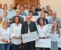 Bild: Wolfgang Steinbacher
Freudestrahlend präsentieren die Vertreter von 22 Vereinen und Institutionen im Rathaus ihre Spendenschecks, die sie zusammen mit Oberbürgermeister Michael Cerny (vorne Mitte) aus den Händen von Anne Wagner (links neben dem OB) und Katharina Ostermann (rechts von ihm) vom Verein „Amberger Kinder helfen“ entgegennahmen.