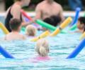 Symbolbild: Julian Stratenschulte/dpa
Schwimmen ist lebenswichtig. Neben den Eltern sehen sich auch die Schulen in der Pflicht, dass Kinder ihre Schwimmfähigkeit ausbauen. Die Rahmenbedingungen werden aber immer schlechter. An der Grundschule Vohenstrauß steht der regelmäßige Schwimmunterricht auf der Kippe.