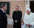 Archivbild: Uli Piehler
Als Ende 2015 eine Amberg-Sulzbacher Delegation den Weihnachtsbaum für den Petersplatz nach Rom brachte, trafen die Besucher mit Landrat Richard Reisinger (links) an der Spitze neben dem emeritierten bayerischen Papst Benedikt XVI. (rechts) auch dessen langjährigen Privatsekretär Bischof Georg Gänswein (Mitte), der nun nach Amberg kommt.