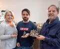 Bild: hka
Salvatore de Francesco (rechts), seine Frau Luisa und ihr Sohn Iwan hatten Hunderte ihrer kleinen Krippenfiguren aus Terracotta nach Vilseck mitgebracht.