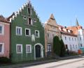 Bild: bö
Für das grüne Haus am Marktplatz in Hohenburg hat das Landratsamt eine Notsicherung angeordnet. Seit dem Großfeuer im Mai 2020 ist bei zwei der betroffenen Häuser nichts passiert, lediglich für das dritte Haus (rechts) ist die Sanierung so gut wie abgeschlossen.