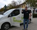 Bild: as
Alois Röckl vom Mietauto-Unternehmen Kopf ist seit 2018 der Hauptorganisator der Baxi-Fahrten innerhalb des Tirschenreuther Stadtgebietes. "Wir haben allein hier über 1000 Fahrten im Monat", freut er sich über den wachsenden Zuspruch. Den Namen Tursolino hat das elektrisch betriebene Baxi von seinem Vorgänger übernommen, der als größerer Bus schon viele Jahre Stadtrunden in Tirschenreuth gedreht hatte.