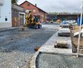 Bild: Stadt Waldsassen/exb
An der Mitterteicher Straße in Waldsassen läuft derzeit der Ausbau der Anton-Hart-Straße, die künftig auch als Zufahrt zum neuen Edeka-Markt Legat (im Hintergrund) dient. Am Dienstag, 24. September, soll die Fahrbahn asphaltiert werden.