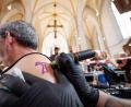 Bild: Friso Gentsch/dpa
In der Johanniskirche in Osnabrück werden kostenlose Tattoos angeboten.