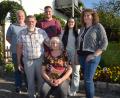 Bild: dob
Christine Liebl (sitzend) feierte am Samstag im Kreise ihrer Familie 80. Geburtstag. Ehemann Max (Zweiter von links), Tochter Corinna (rechts), die Enkelkinder Fabian und Lena (hinten, Mitte) und Schwiegersohn Stefan (links) sind ihr wichtige Stütze und der ganze Stolz, denn die Familie ist ihr ein und alles.