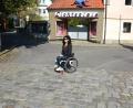 Bild: jr
Doris Scharnagl-Lindinger bittet die Stadt, die Pflasterflächen der öffentlichen Straße am Johannisplatz durch einen Asphaltbelag zu ersetzen, um Menschen im Rollstuhl oder mit Rollator das Vorankommen zu erleichtern.