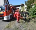 Bild: fz
Großeinsatz im Gebäude, aus dem sowohl am Boden als auch in der Luft per Drehleiter Verletzte geborgen werden.