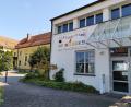 Bild: Portner
Der Kindergarten "St. Marien" Oberviechtach wartet seit Jahren auf die Sanierung. Nach aktuellem Stand soll das Ausweichquartier im gegenüberliegenden Pfarrheim ab Frühjahr 2025 bezogen werden können.