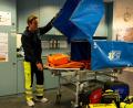 Bild: Lennart Preiss/dpa
Patienten werden auf der Transporttrage vor neugierigen Blicken geschützt.