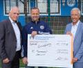Bild: do
Eine Crowdfunding-Aktion mit über 10.000 Euro Spendenaufkommen gibt es selten. Zu den Glücklichen zählt der FC Tremmersdorf/Speinshart. Die Übergabe des symbolischen Schecks an Volksbank/Raiffeisenbank-Filialleiter Richard Götz, FC-Vorsitzenden Wolfgang Seitz und Stefan Schedl, Regionalmarktleiter des Geldinstituts (von links).