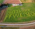 Bild: Florian Maiwald
"150 Jahre FF Etsdorf": Dieser riesige Schriftzug ist auf einem Feld bei Etsdorf zu lesen.
