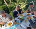 Bild: jua
Beim Fischessen zur Karpfensaison-Eröffnung (von links): stellvertretender Landrat Jakob Scharf, der Kreisvorsitzende des Bayerischen Gemeindetags, Neunburgs Bürgermeister Martin Birner, Landrat Thomas Ebeling und MdL Martin Scharf.