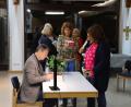 Bild: rpp
Die begeisterten Fans stürmen sofort den Büchertisch und lassen sich die druckfrischen Romane vom Autor signieren.