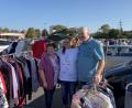 Bild: dus
Die Freude bei den Fans ist groß: Beim Flohmarkt in Weiden nehmen sich Bruno und Anja gerne Zeit für ihre Anhänger.