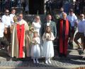 Bild: jr
Den kirchlichen Bund der Ehe schlossen Sebastian und Martina Pflaum in der Konnersreuther Pfarrkirche. Getraut wurden sie von Kaplan Bastian Neumann (links) und dem evangelischen Pfarrer Markus Vedder. Mit im Bild der Konnersreuther Burschenverein und die beiden Brautmädchen Elisa (links) und Lina.