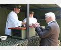 Bild: Sebastian Böhm
Frank-Walter Steinmeier ließ sich das Rindergulasch im Manteler Forst schmecken.