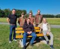 Bild: Florian Dotzler/exb
Werkstattleiter Florian Dotzler, Ernst Michael, Pascal Kropp, Thomas Stadler (hinten), Marktrat Dieter Buchner und Bürgermeister Konrad Kiener (vorne) zeigt das Bild auf einer neuen Bank.