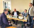 Bild: Petra Reil
Für ihre Geburtstagsgäste Pfarrer Norbert Götz (links) und Bürgermeister Josef Beimler (Mitte) schneidet Maria Beierl im Beisein von Sohn Ludwig (rechts) ihre selbstgebackene Geburtstagstorte an.