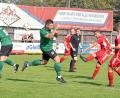Bild: Gebert
Der TSV Konnersreuth gewann das Derby beim SV Mitterteich II mit 1:0. In dieser Szene zieht der Konnersreuther Thomas Neumann (Zweiter von rechts) ab. Die Mitterteicher Thomas Lautenbacher (links) und Maximilian Weiß versuchen vergeblich, den Schuss abzublocken.