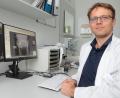 Bild: Wolfgang Steinbacher
Wenn Dr. Lukas Parik nicht gerade Prothesen am Computer plant oder am OP-Tisch implantiert, spielt er Kirchenorgel.
