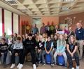 Bild: Krötensee-Mittelschule Sulzbach-Rosenberg
Gemeinsames Musizieren stärkt das Selbstbewusstsein: (hinten, von rechts) Peter Danninger (Rektor); Kathrin Schmidt (Sparkasse), Petra Pöhlmann (Sparkasse), Günther Koller (Zweiter Bürgermeister), Jessica Dorn (Klassenleitung), Johannes Mühldorfer (Leiter Percussion-Klasse), Christoph Utz (FAU Nürnberg/Erlangen).