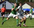 Bild: otr
Lukas Bauer (rechts) von der SpVgg SV Weiden II schirmt den Ball gegen den Wernberger Lukas Heinrich ab. Die Weidener gewannen zuletzt beim FC Wernberg mit 1:0 und wollen nun gegen die SpVgg Pfreimd nachlegen.
