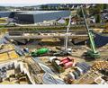 Bild: Wolfgang Erhart/exb
Das Brückenbauwerk mit einer Länge von 63 Metern und einem Gewicht von 4125 Tonnen wird in zwei Etappen unter die Bahnlinie eingeschoben.