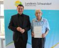 Bild: Laura Kohl/exb
Landrat Thomas Ebeling bei der Verleihung des Ehrenzeichens an Josef Rösch.