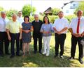 Bild: Alfred Geitner/exb
Pfarrer Alois Albersdörfer (Fünfter von links) feierte 90. Geburtstag. Dazu gratulierten Albert Sollfrank (von links), Günter, Thomas und Therese Kopp, Christine Sollfrank, Pfarrer Markus Bruckner und der Ammerthaler Bürgermeister Anton Peter.