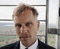 Bild: Lars Dreiucker/exb
Schauspieler Robert Stadlober liest, spielt und singt Kurt Tucholsky in Sulzbach-Rosenberg.