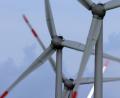 Symbolbild: Karl-Josef Hildenbrand/dpa
Windräder drehen sich im Wind. Im Schönseer Land wünschen sich viele, dieser Anblick bliebe ihnen erspart.