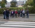 Bild: wel
Der Bauausschuss besichtigt zusammen mit Seniorenbeauftragtem Reinhold Malzer (links) und Bauamtsleiter Stefan Pronold (dritter von links) den Übergang bei der Schule, dessen Bordsteinkanten nicht barrierefrei sind