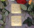 Archivbild: njn
Vor dem Anwesen Mommsenstraße 20 in Berlin erinnern seit 2014 zwei Stolpersteine an Ella Hauschild und Tochter Ingeborg. Zu der Erbendorfer Familie gehörten auch Vater Max Hauschild und Sohn Horst. Letzterer wird 1938 von der Gestapo verhaftet, später wieder freigelassen. Er geht nach England. Nach dem Tod des Ehemanns geht Ella mit Tochter Ingeborg nach Berlin. Die beiden Frauen werden 1943 nach Auschwitz deportiert – sie kehren nicht mehr zurück.