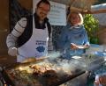 Archivbild: jr
Spezialitäten vom heimischen Fisch kommen am Sonntag wieder für viele Besucher der Erlebniswochen auf den Teller. Andreas und Stefanie Maierhöfer aus Kornthan bereiten hier bei einer früheren Veranstaltung Portionen vor.