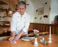 Bild: scm
Die Wirtin Anita Lindner deckt den Tisch im "Ratskeller" in Weiden. Bis die Umbaumaßnahmen beginnen, hat sie im Wirtshaus weiter das Kommando.