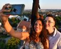 Archivbild: Petra Hartl
Diese beiden jungen Frauen machen ein Selfie im Heißluftballon bei der Luftnacht. Die Stadtverwaltung wurde jetzt beauftragt, vier feste Selfie-Points in Amberg zu installieren.