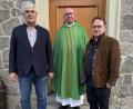 Bild: dob
Dekan Alexander Hösl (rechts) freut sich, Unterstützung durch den Ruhestandsgeistlichen Pfarrer Wilhelm Bauer (Mitte) zu bekommen, der nun wieder ins Elternhaus nach Altenstadt zieht. Sein Bruder Manfred Bauer (links) ist Pfarrgemeinderatssprecher in Vohenstrauß.