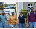 Bild: Stephan Huber
Anne Kucheler (Dritte von links) betreut im Auftrag der Caritas Asylsuchende in Amberg.