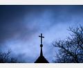 Symbolbild: Julian Stratenschulte/dpa
Dunkle Wolken über einer Kirche: Betroffene von sexuellem Missbrauch in der Kirche haben mehrere Anlaufstellen, an die sie sich wenden können.