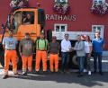 Bild: kki
Vor dem Rathaus nahm Bürgermeister Dietmar Schaller von Vertriebsleiter Thomas Birner (Dritter und Vierter von rechts) den Schlüssel für den neuen Unimog entgegen. VG-Stellenleiter Sven Lederer und Mitarbeiterin Patricia Heuberger (von rechts) hatten bei der Abwicklung des Geschäfts tatkräftig unterstützt.