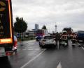 Bild: kro
Ein Auto ist am Freitagnachmittag in der Gottlieb-Daimler-Straße in Mitterteich kurz vor der Auffahrt zur Anschlussstelle Mitterteich-Süd in einen Lastzug gekracht.