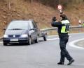 Symbolbild: Daniel Löb/dpa
Die Grenzpolizei Waidhaus kontrollierte einige Autofahrer und entdeckte dabei verbotene Waffen und Arzneimittel.