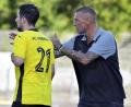 Archivbild: Hubert Ziegler
Trainer Andreas Scheler (rechts) gibt Benjamin Burger (links) Anweisungen: Für das Spiel gegen den FC Passau betreffen diese vor allem die Defensive.