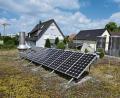 Bild: Bernd Weißbrod/dpa
Damit die Solarmodule nicht verschattet werden, sollten Pflanzen auf Solargründächern nicht höher als 30 Zentimeter wachsen.