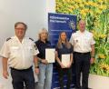 Bild: Polizeiinspektion Tirschenreuth/exb
Angelika Frank (Zweite von links) und Marion Walbrunn gehören seit zehn Jahren der Sicherheitswacht Tirschenreuth an. Ihren Einsatz würdigten Erster Polizeihauptkommissar Günther Burkhard und Polizeihauptkommissar Stefan Hage.