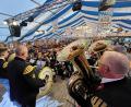 Bild: Stephan Huber
Nichts war's mit dem erwarteten Festzug und dem erhofften Freibier. Die Michaeli-Dult in Amberg startet wegen des schlechten Wetters mit einem Standkonzert der Knappschaftskapelle und einem geänderten Ablauf.
