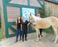 Bild: kaz
Anja Schwarz (Mitte) mit Melissa Siegert und Petra Enzmann (von links) mit Stute "Olympic".
