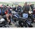 Bild: ge
Benzingespräche und Begutachtung der alten NSU Konsul 500 - eine typische Szene.