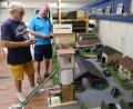 Bild: mrr
Paul Schrinner (von links) und Helmut Rothmeier von der Interessengemeinschaft Modellbahnfreunde präsentieren die Module und Bauten.
